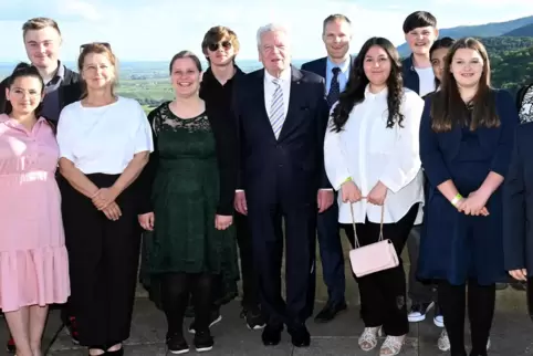 Gruppenbild: Die stolzen Schüler der Schubert-Schule haben Bundespräsident a. D. Joachim Gauck in ihre Mitte genommen.