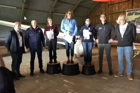 Die Besten in der 18-Meter-Klasse (v. l.): Sandra Malzacher (3.), Katrin Senne (1.) und Anja Barfuß (2.) mit Funktionären. 