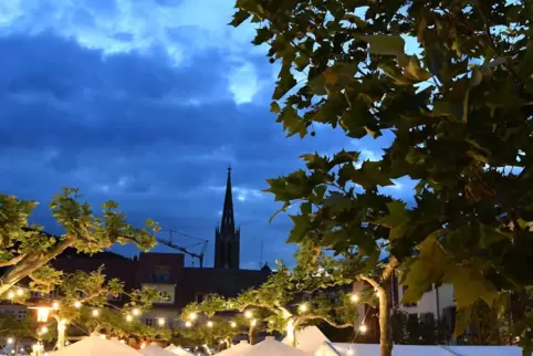 Blaue Stunde: Stimmungsvoll wird es auf dem Dürkheimer Stadtfest in den Abendstunden – wie hier am Samstag. 