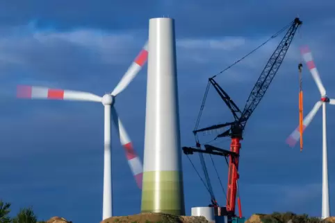 Der Bau von Windkraftanlagen dauert seine Zeit, vor allem die Genehmigungsverfahren ziehen sich hin. Deshalb lässt sich das Nahw