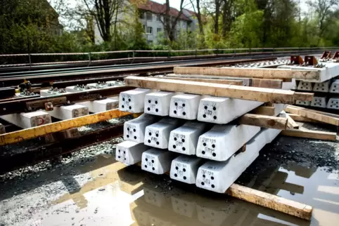 Während auf dem Netz der Deutschen Bahn mehr Züge unterwegs sind als je zuvor wird der Betrieb immer häufiger durch Bauarbeiten 