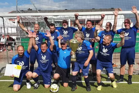 So jubelte die SG Sauerbachtal nach dem Titelgewinn in Winnweiler: (stehend von links) Rainer Bold, Uwe Kaufmann, Günter Jung, B