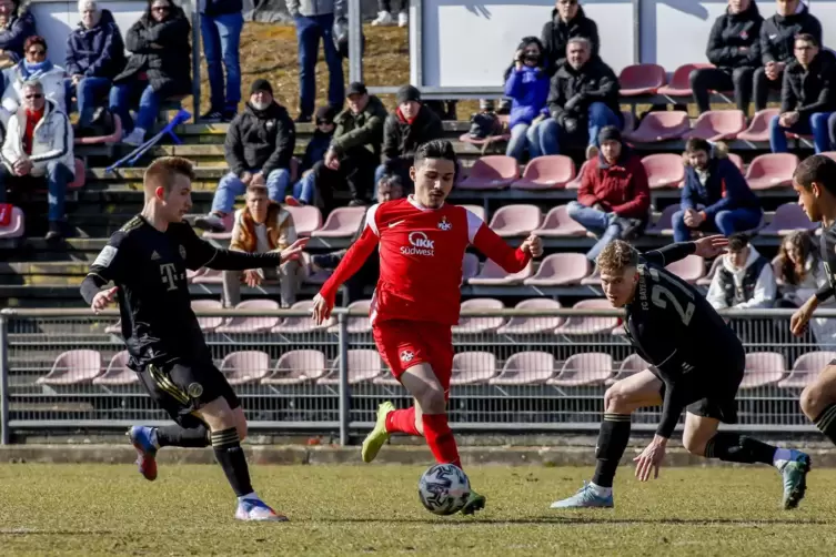 Für die U19 des FCK erzielte er 13 Tore: Angelos Stavridis (Mitte). Das Bild zeigt ihn im Spiel gegen Bayern München, in dem er 