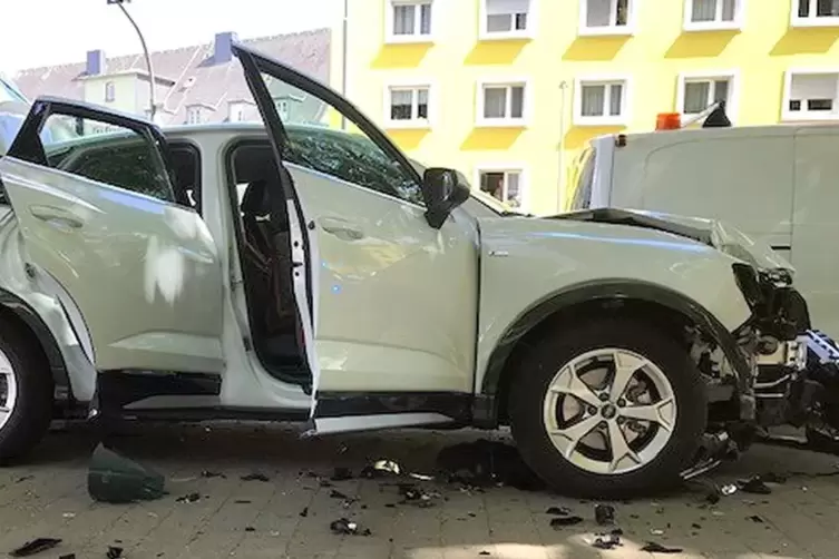 Audi und Ampel waren total zerstört. 