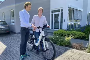 Johannes Rauch (links) und Hendrik Pasternack sind aufs E-Bike umgestiegen. Zum Rad gab es einiges dazu.