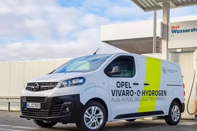 Transporter mit alternativem Antrieb: Der Opel Vivaro-e Hydrogen tankt Wasserstoff. 