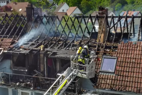 Bild der Verwüstung: Der Dachstuhl ist hinüber. Die Aufnahme während des Einsatzes lieferte eine Drohne, die die Feuerwehr in di