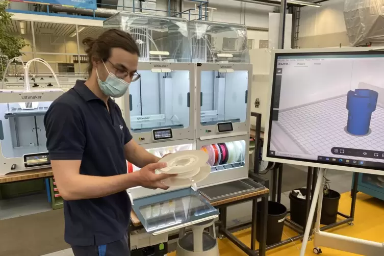 Kilian Böhler demonstriert die Arbeit am 3-D-Drucker.