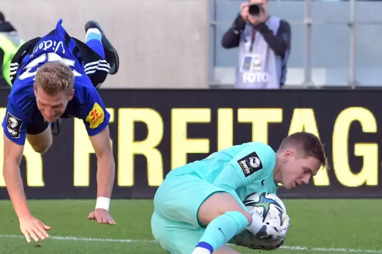 Künftig für den Hamburger SV am Ball: Torwart Matheo Raab (rechts). 