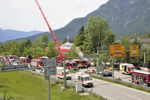 Bei Burgrain im Landkreis Garmisch-Partenkirchen ist am Freitagmittag ein Zug entgleist.