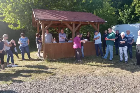 Die Ausschusssitzung fand dieses Mal direkt auf dem Bolzplatz statt. Auch viele Bewohner der Haide waren gekommen.