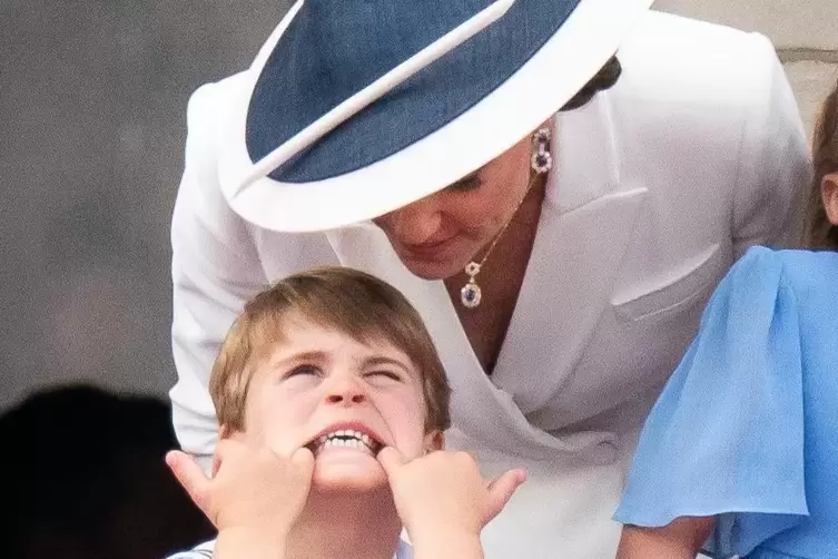 Prinz Louis mit seiner Mutter auf dem Balkon des Buckingham Palastes. 