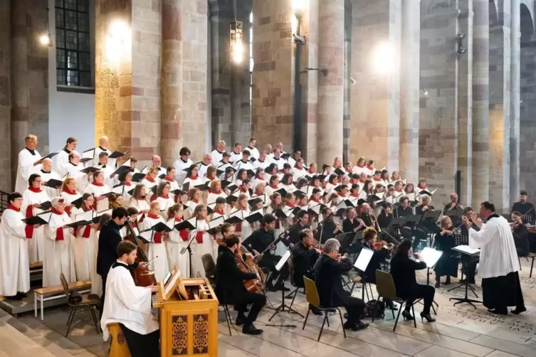 Der Konzertchor des Mädchenchores, die jungen Männerstimmen der Domsingknaben, der Domchor und das Domorchester musizierten unte