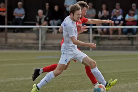 FV-Spieler Mark Podgorsek (vorne) schirmt den Ball gut ab. 