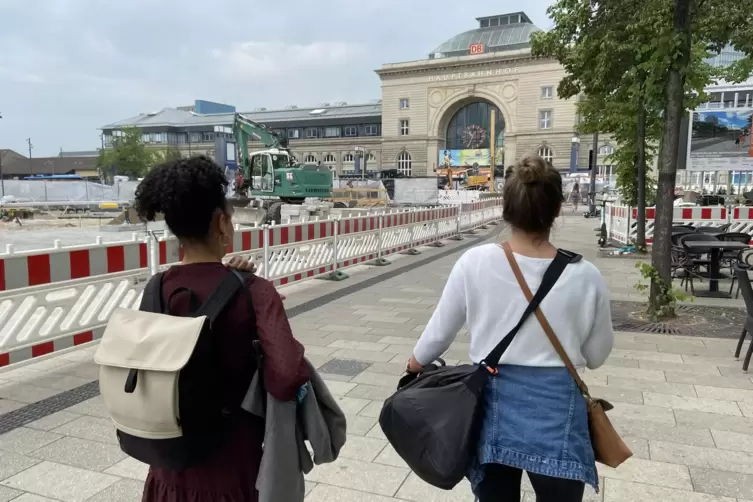 Auf dem Heimweg: Clara de Olivira Seyler und Lena Sophie Geuer schätzen Städtereisen, gutes Essen und Musicals durchaus. 