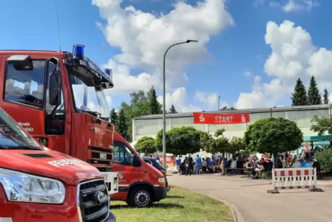 Blick auf das Festgelände an der Grenzlandhalle in Schweix am Pfingstsamstagnachmittag. 