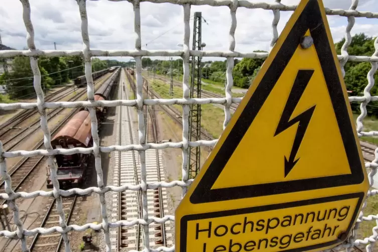 „Hochspannung – Lebensgefahr“ warnt ein Schild an der Jacob-Pfeiffer-Brücke auf dem Einsiedlerhof. 