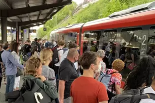 Stark frequentiert waren am Pfingstwochenende die Regional-Express-Züge auf der Strecke von Neustadt (Foto) nach Karlsruhe. Über