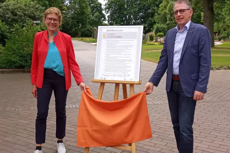 Weisen auf die Bedeutung der Friedhofskultur hin: Gabriele Bindert und Peter Nebel.