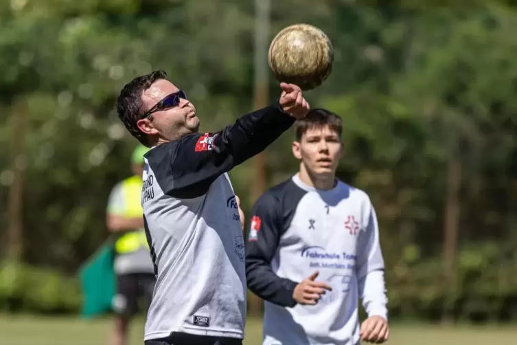 Klassenkämpfer: TB Oppau, am Ball Timo Bernhardt.