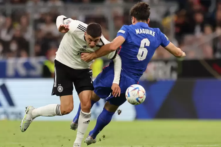 Deutschlands Kai Havertz und Harry Maguire. 