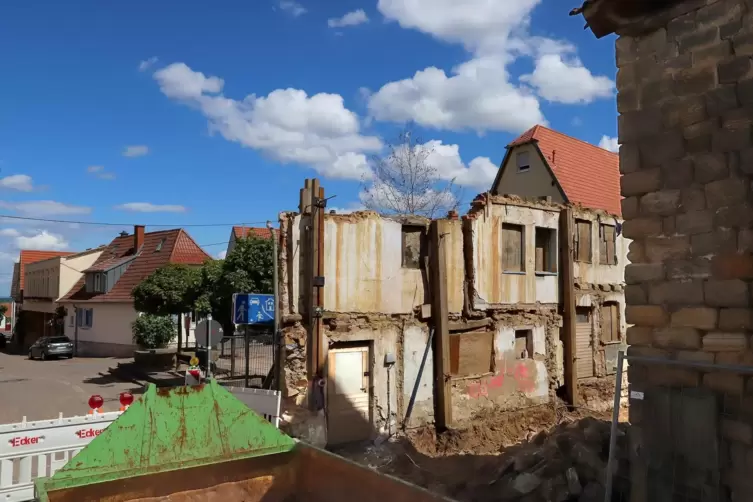 An der Ruine am Dorfplatz hat die Sanierung begonnen. 