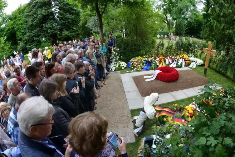 2017: Massenandrang im Adenauerpark am Tag nach der Beisetzung des Altkanzlers.