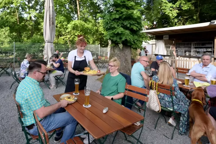 Guten Appetit im „Waldeslust“-Biergarten: Maureen Lutz serviert Burger und Hähnchen.