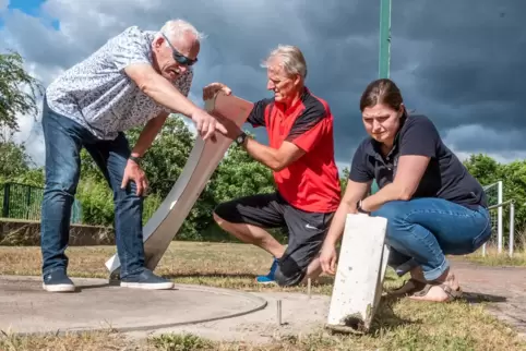 Am Stoßring fürs Kugelstoßen wird ein neuer Balken angebaut. Auf dem Foto sind Anni Kuhnhardt (rechts) und Steffen Bringmann (Mi