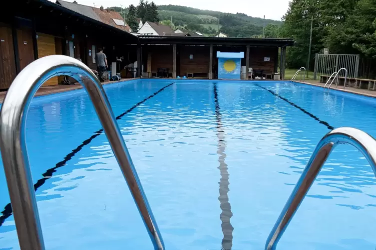 Noch ist das Becken leer. Ab Samstag, 11. Juni, ist der Sprung ins kühle Nass wieder möglich. 