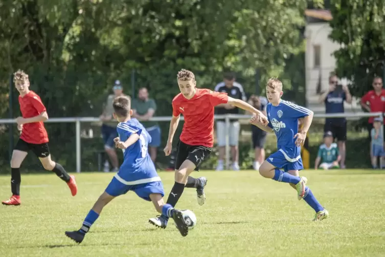 Moritz Becker (am Ball) dreht im Pokalendspiel auf: sieben Tore. Vor ihm der Herxheimer Leon Ebler. 