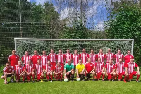 Das Team des TuS Leimen beim Ü32-Supercup in Bremen: (hintere Reihe von links) Trainer Rainer Aulfinger, die Spielleiter Dieter 