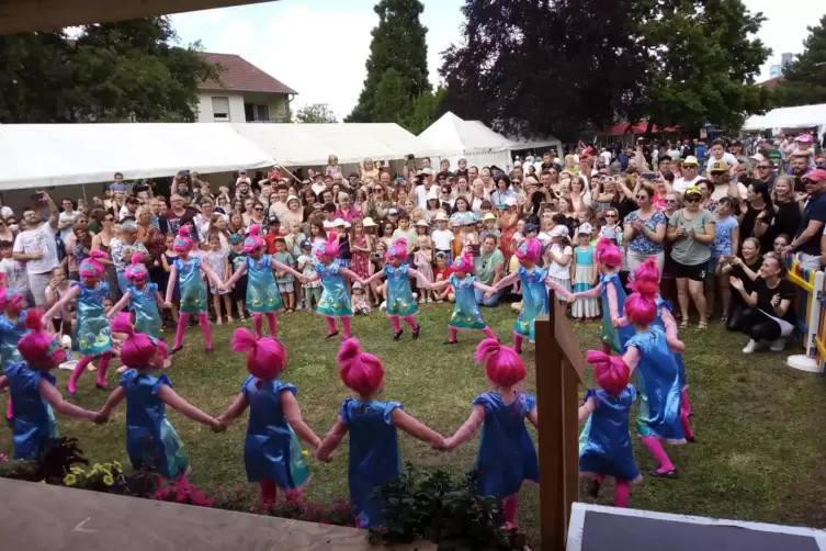 Die „Trolls“ hatten beim Parkfest eine gelungene Premiere. Ihr Verein Social Dancing Bad Dürkheim tritt für den guten Zweck auf.