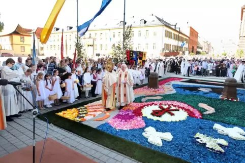Tradition zu Fronleichnam: Blütenteppich vor dem Dom. 