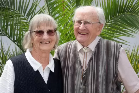 Vor der Palme, die sie vor 65 Jahren zur Hochzeit geschenkt bekamen: Anna und Otto Haaf.