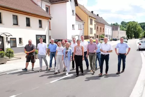 Eröffnung der sanierten Straße – diesmal zu Fuß.