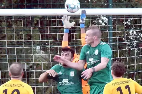 Luftkampf vor dem gegnerischen Tor: Omer Baker und Spielertrainer Timo Riemer (rechts) vom SV Kirchheimbolanden im Spiel gegen d