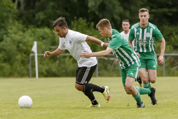 Traut seinem Team einiges zu und ist begeistert vom Zusammenhalt: Mackenbachs Spielertrainer Heiko Batista Meier (links). 