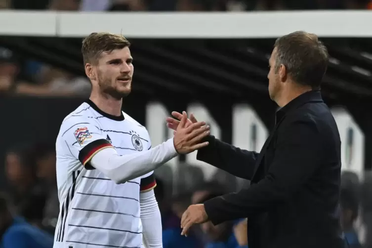 Hansi Flick (rechts) dankt Doppeltorschütze Timo Werner. 