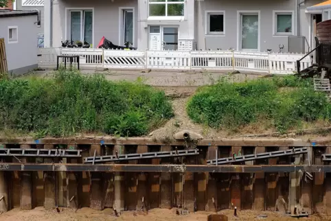 Stillgelegt seit März: die Spundwand-Baustelle an der Schillerstraße.