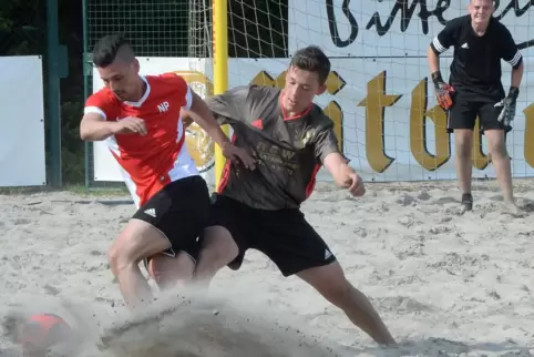 Vor der Pandemie sind zum bislang letzten Mal auf dem Sandspielfeld in Niederkirchen die Fußballer barfuß auf Torjagd gegangen.