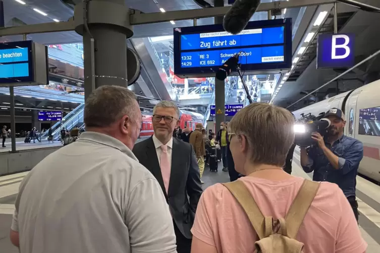 Botschafter Andrij Melnyk holt Marion und Walter Adam am Berliner Hauptbahnhof ab. 