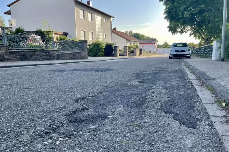 Zugegeben: Hier und da gibt es ein Schlagloch in der Bottenbacher Turnstraße. Laut Weber hält die Straße jedoch noch einige Zeit