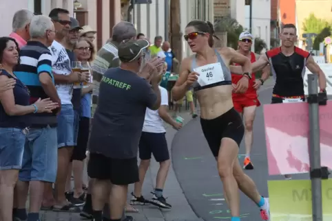 Die 46 gehört Natascha Hartl. Als 10-km-Läuferin biegt sie in Freimersheim ab. 