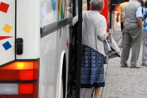 Niemand kann gezwungen werden, an einer Verkaufsveranstaltung teilzunehmen: Ältere Teilnehmer einer Busreise. 