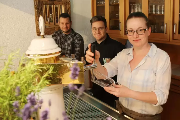 Mario Hennchen und Meike Kirchberger, im Bild mit Koch Benjamin Wilde (links) haben das Restaurant "Zum alten Wasserwerk" überno