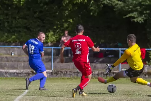 Tor für die VG-Mannschaft: Jeremy Bäcker (im blauen Trikot) erzielt das 2:0 gegen die deutsche Eisenbahnnationalelf. 