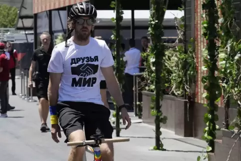 Protest, Politik, Provokation: Sebastian Vettel auf einem Fahrrad in Regenbogenfarben; einem T-Shirt mit den russischen Worten f