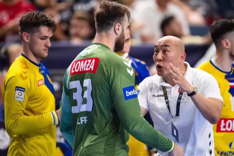 Kielces Trainer Talant Dujshebaev (rechts) jubelt mit seinem deutschen Torhüter Andreas Wolff. 