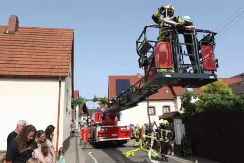 Auch ein Drehleiterfahrzeug wurde bei der Großübung eingesetzt. 